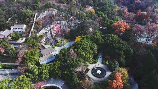 新昌大佛寺佛心广场刻在山上的佛字