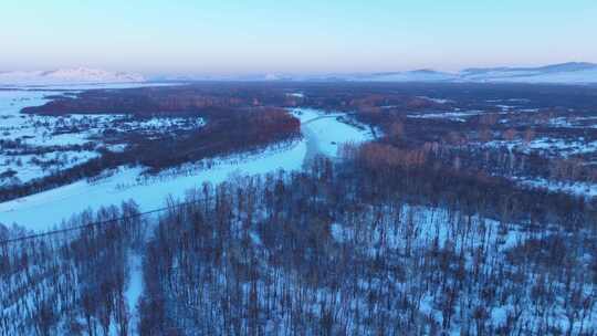 大兴安岭冬季风光根河湿地不冻河雪景