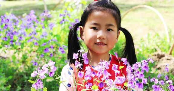 二月兰花丛里微笑的可爱小女孩