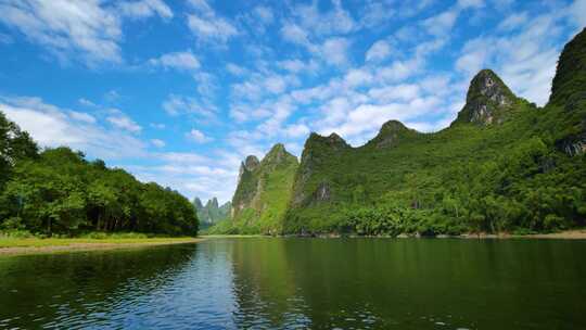 广西桂林山水漓江风景坐船游漓江沿岸景色视频素材模板下载