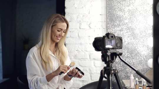 化妆师正在沙龙拍摄美容视频博客视频素材模板下载