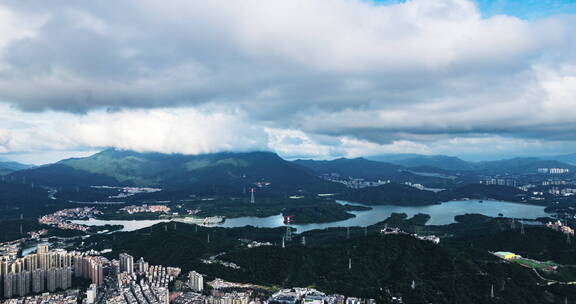 4k航拍深圳龙岗看梧桐山水库蓝天白云风景