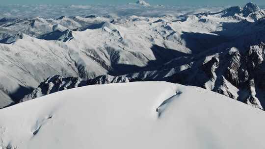 登山攀登雪山航拍