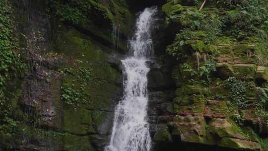 瀑布岩壁流水