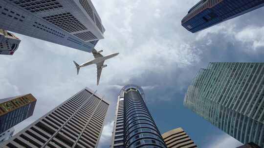 飞过城市上空的飞机视频素材模板下载