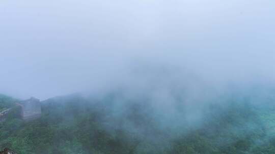 中国金山岭长城夏天雨季云雾风光延时