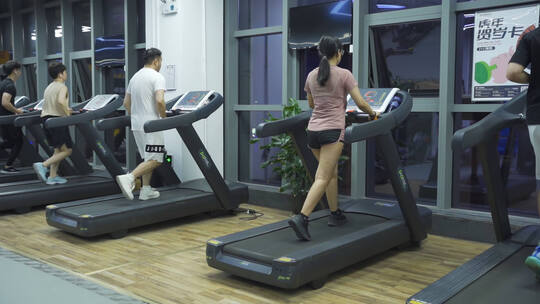 跑步机健身房有氧运动健身器