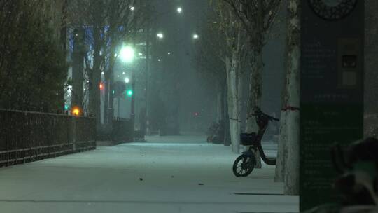 下着大雪的夜晚街道