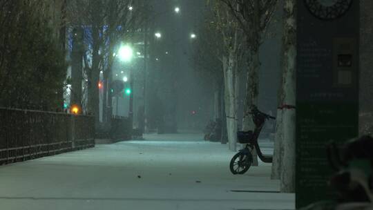 下着大雪的夜晚街道视频素材模板下载