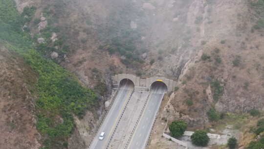 汽车进出圣塔莫尼卡山脉马里布隧道