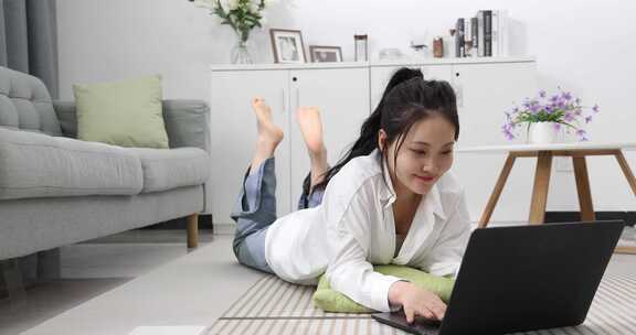 年轻女性在家使用电脑工作