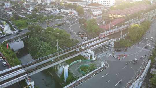 吐谷站附近过铁路桥的旅客列车鸟瞰图。