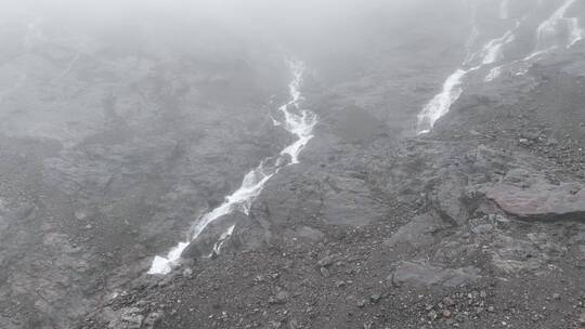 雨崩冰湖瀑布