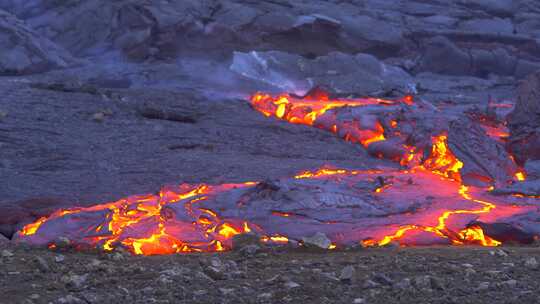 火山爆发岩浆流动