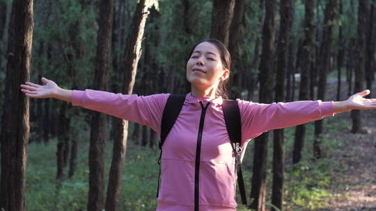 亚洲中国人女性森林树林旅游拿望远镜看风景