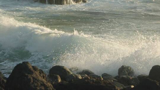 海浪冲击岩石特写视频素材模板下载