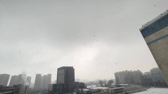 冬季里的城市灰色下雪雪中楼宇建筑烟筒 ~