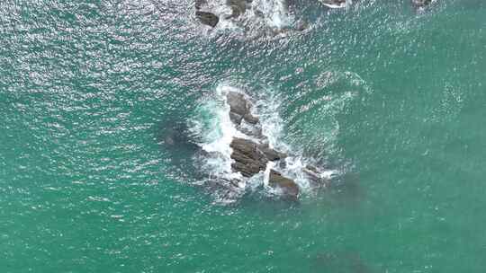 海中礁石航拍海水冲刷礁石潮水海浪拍打岩石