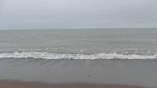 巨浪冲击海岸的特写