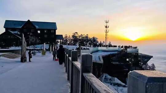 雪后景区木屋建筑与落日美景