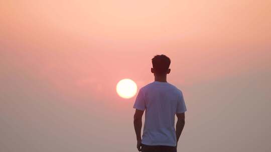 夕阳下山顶思考仰望青春梦想攀登山顶成功