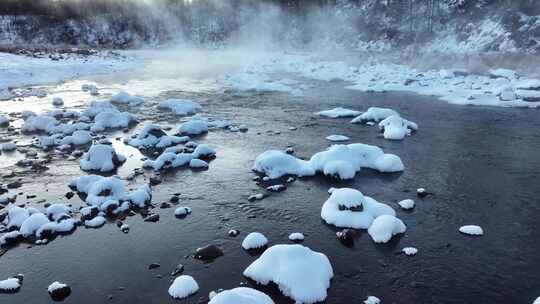 冬天东北阿尔山火山口不冻河日出