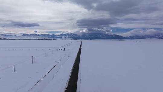 冬季新疆天山阿勒泰安集海雪山公路雪原云朵视频素材模板下载