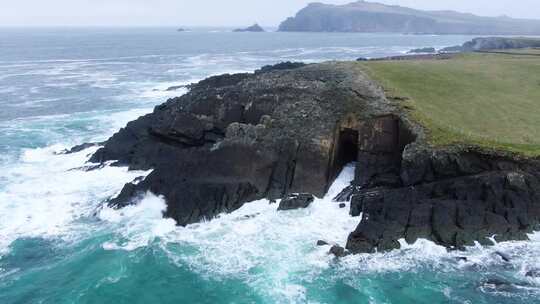 乘风破浪波涛汹涌海浪撞击岩石