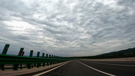 乌云下的高速公路