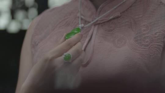古典的美女穿旗袍佩戴珠宝翡翠手镯玉佩戒指视频素材模板下载