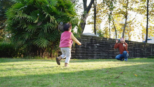 小宝宝户外玩耍奔跑和妈妈玩游戏吹泡泡