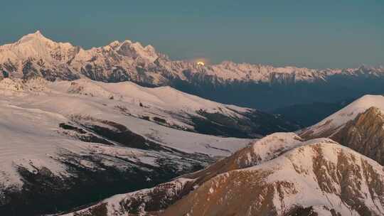 航拍雪山月亮升起