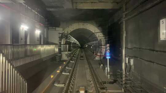 穿越地铁隧道