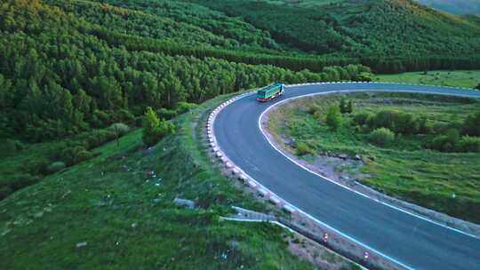 中国内蒙古乌兰布统夏季草原公路傍晚夕阳