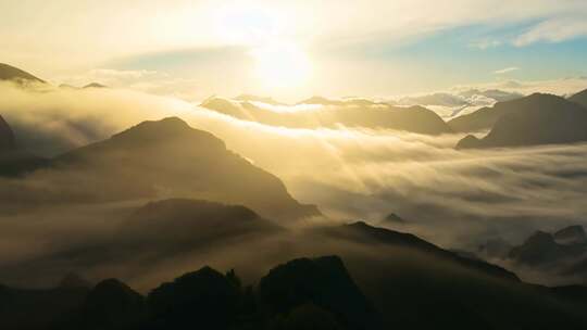 阳光照耀下的云海山峦景观