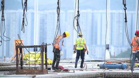 交通桥梁建设工程工地工人施工吊装桥面板