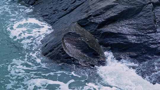 海浪拍打礁石海滩视频素材模板下载