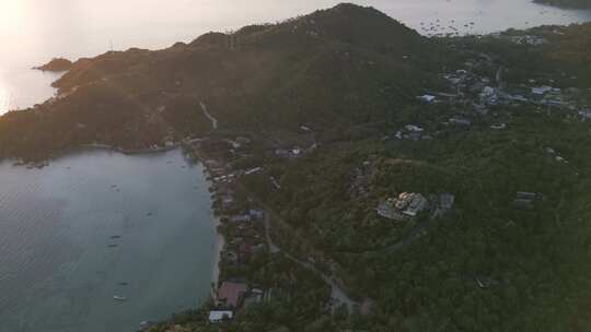 涛岛上空的空中日落景观，展示海岸线和绿松