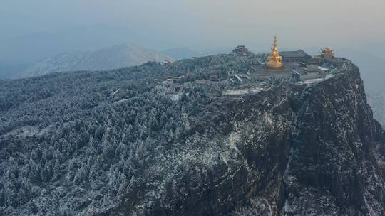 航拍冬天清晨的峨眉山金顶雪景