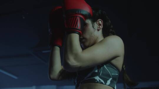 正在打拳的女拳击手视频素材模板下载