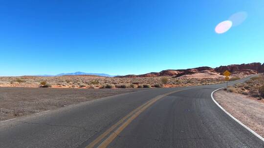 驾驶在沙漠的公路上