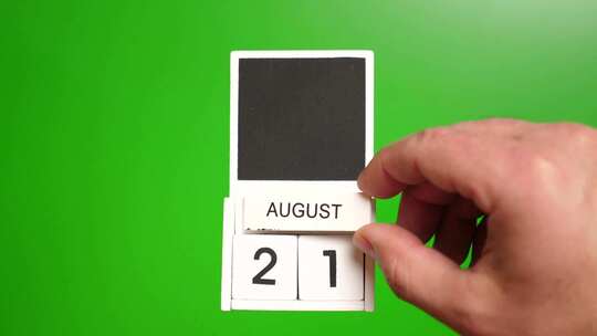 08.绿色背景上日期为8月21日的日历。