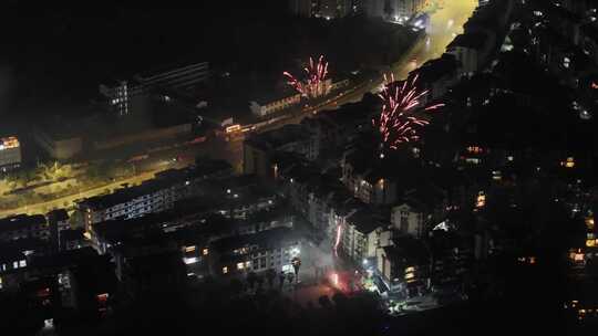 城镇农村夜景烟花盛放的绚丽景象