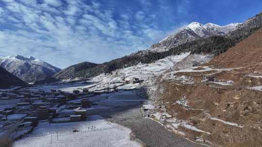 川西航拍雪后的上城子村雪景田园风光