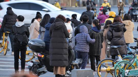 城市街头十字路口人流车流