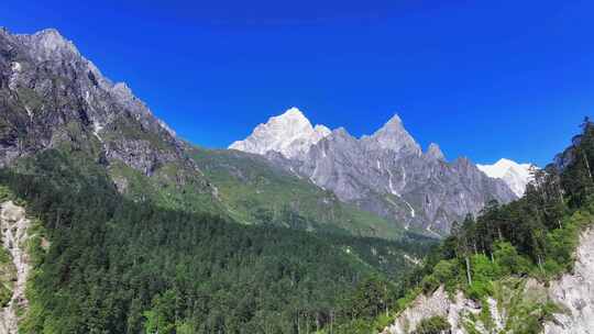 航拍贡嘎山区南门关沟爱德嘉峰雪山群峰风光