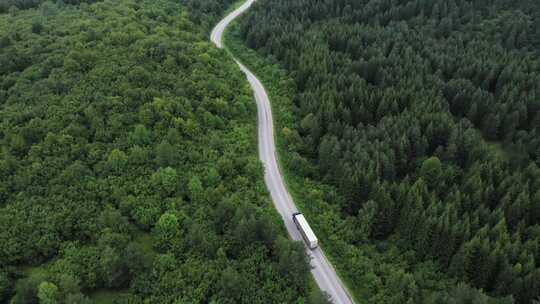 卡车行驶在森林间的高速路上