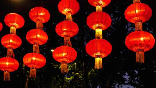 南京夫子庙老门东景区悬挂的过年氛围红灯笼
