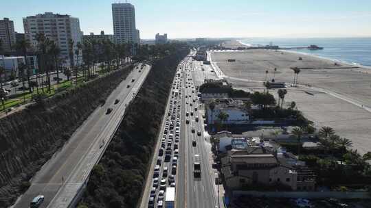 洛杉矶圣莫尼卡太平洋海岸高速公路上的交通