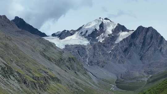 航拍四川甘孜横断山脉乌库楚雪山风光